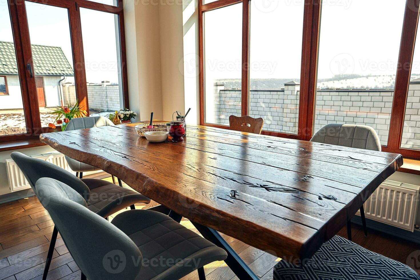 interno di moderno Casa, cenare camera con di legno tavolo foto