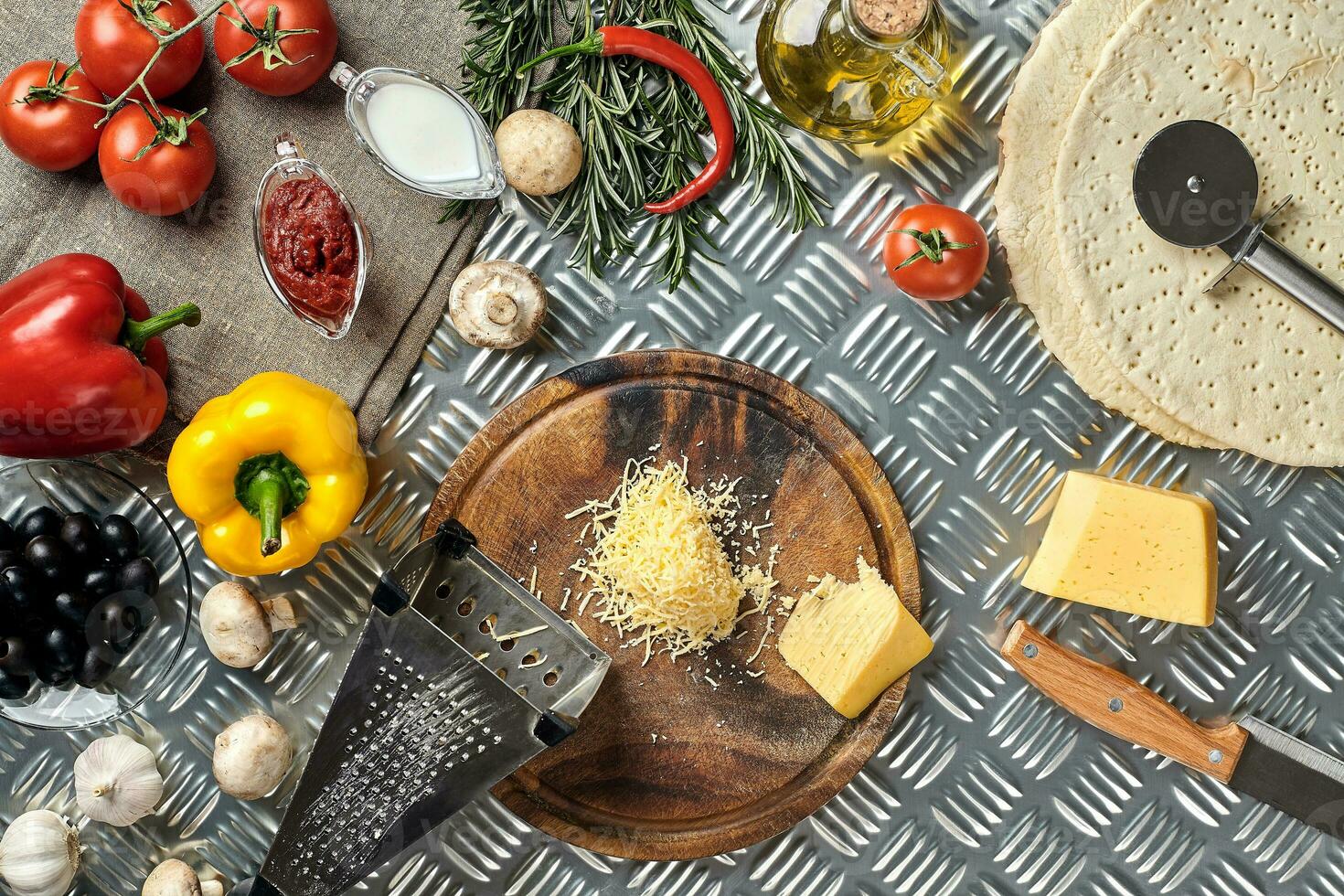 formaggio, diverso verdure su metallo tavolo. ingredienti per tradizionale italiano Pizza. foto