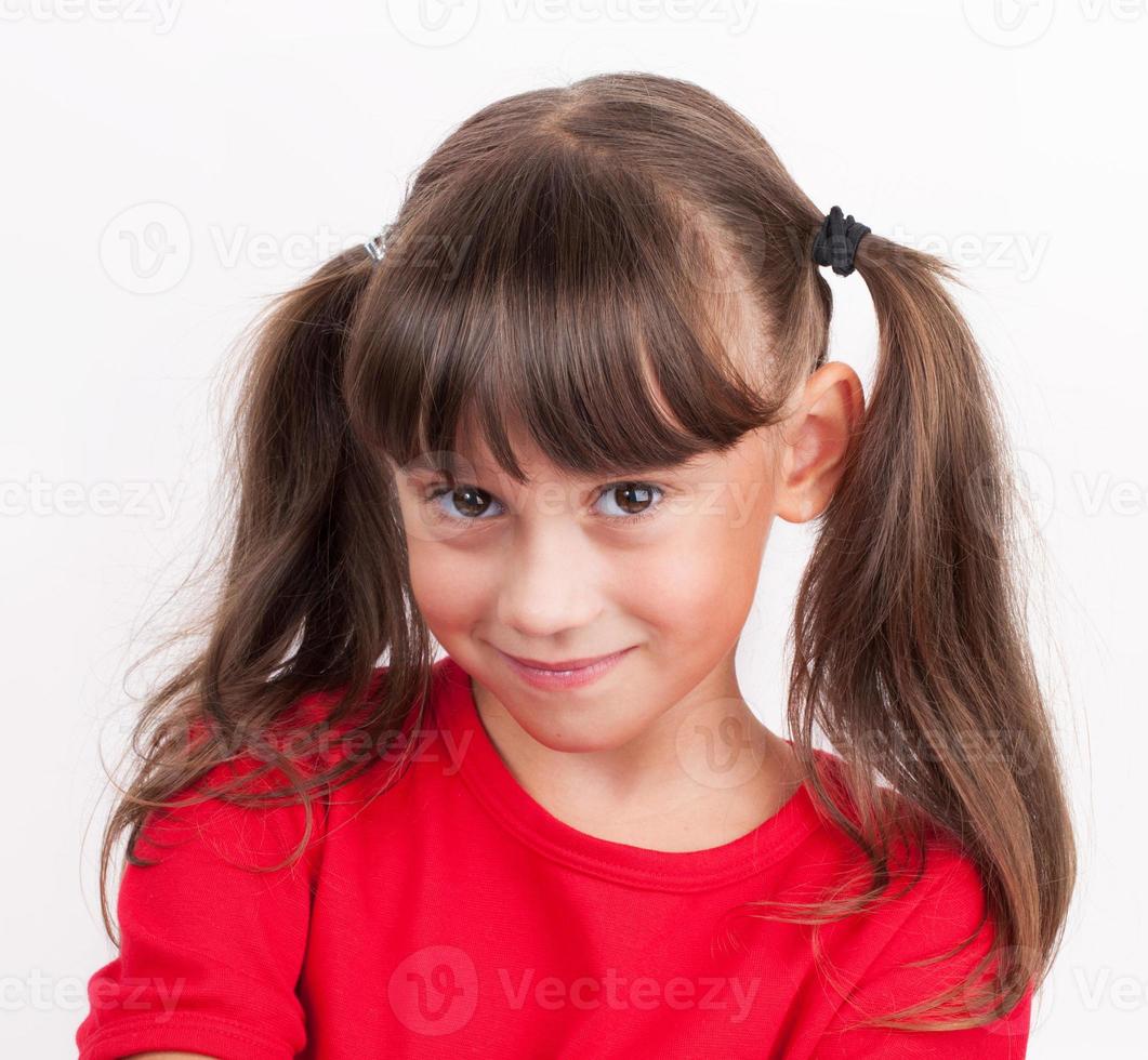 bambina con una maglietta rossa foto