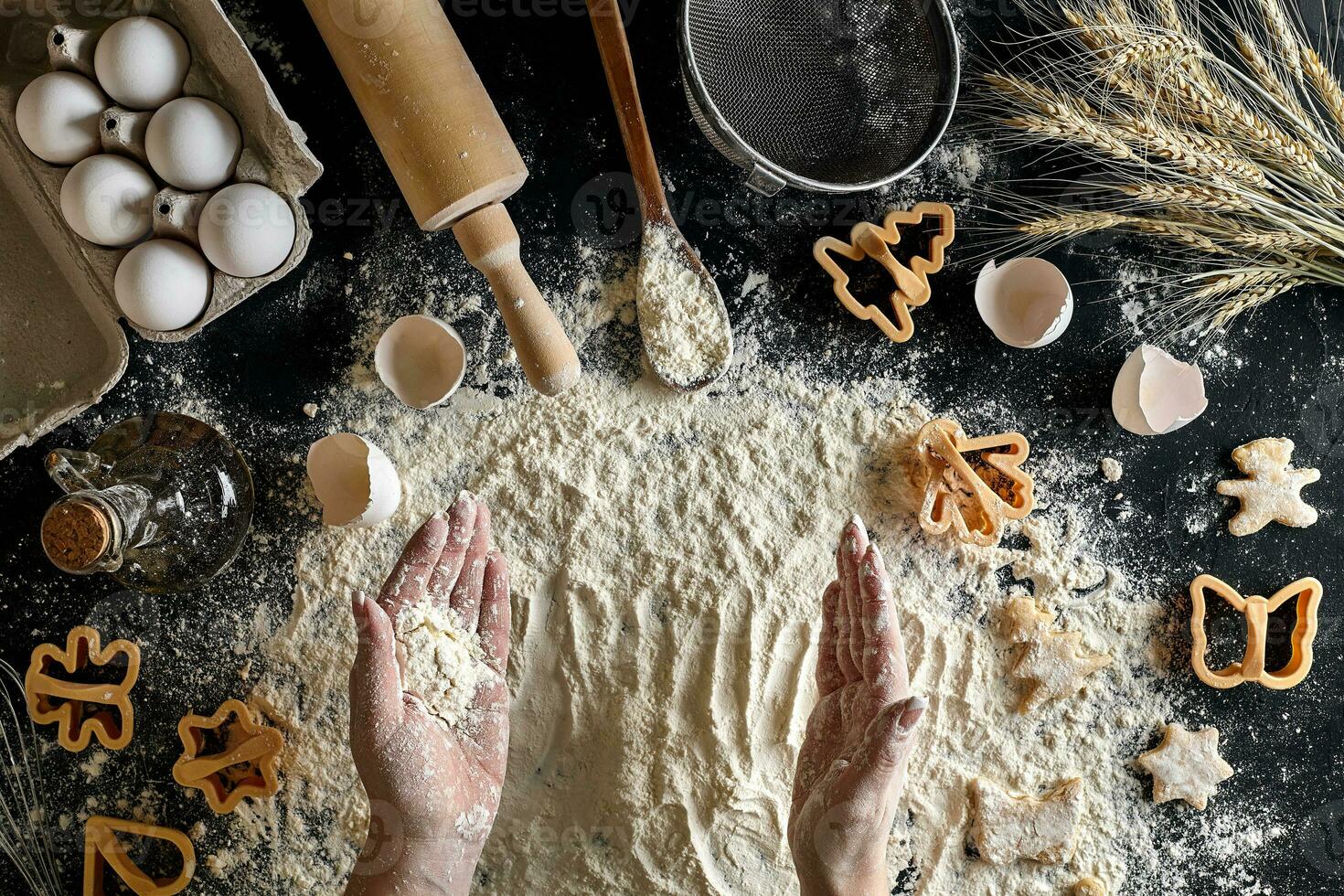 superiore Visualizza femmina mani prepara un' posto per cucinando Impasto foto