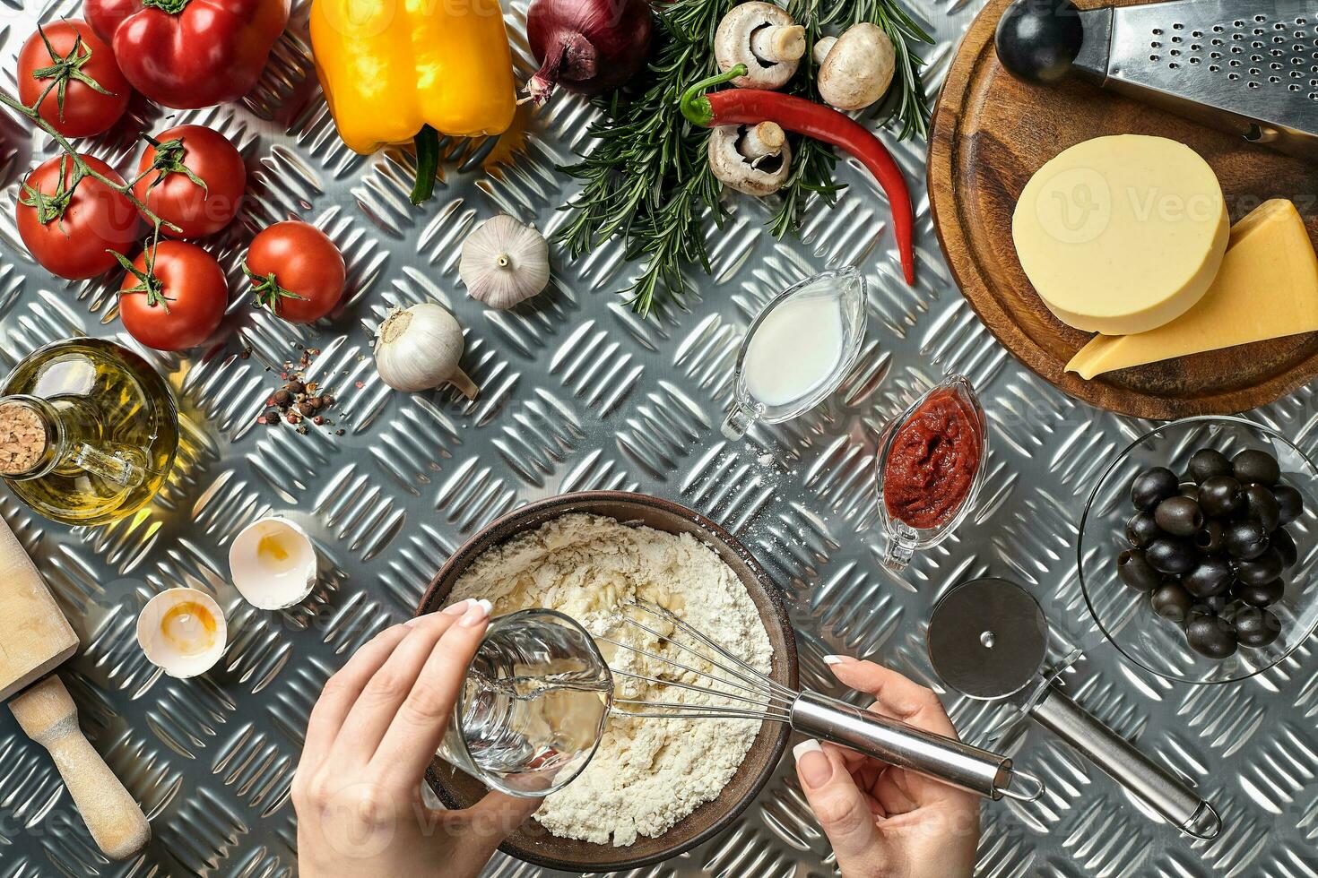 giovane donna cucinando nel cucina, avvicinamento foto