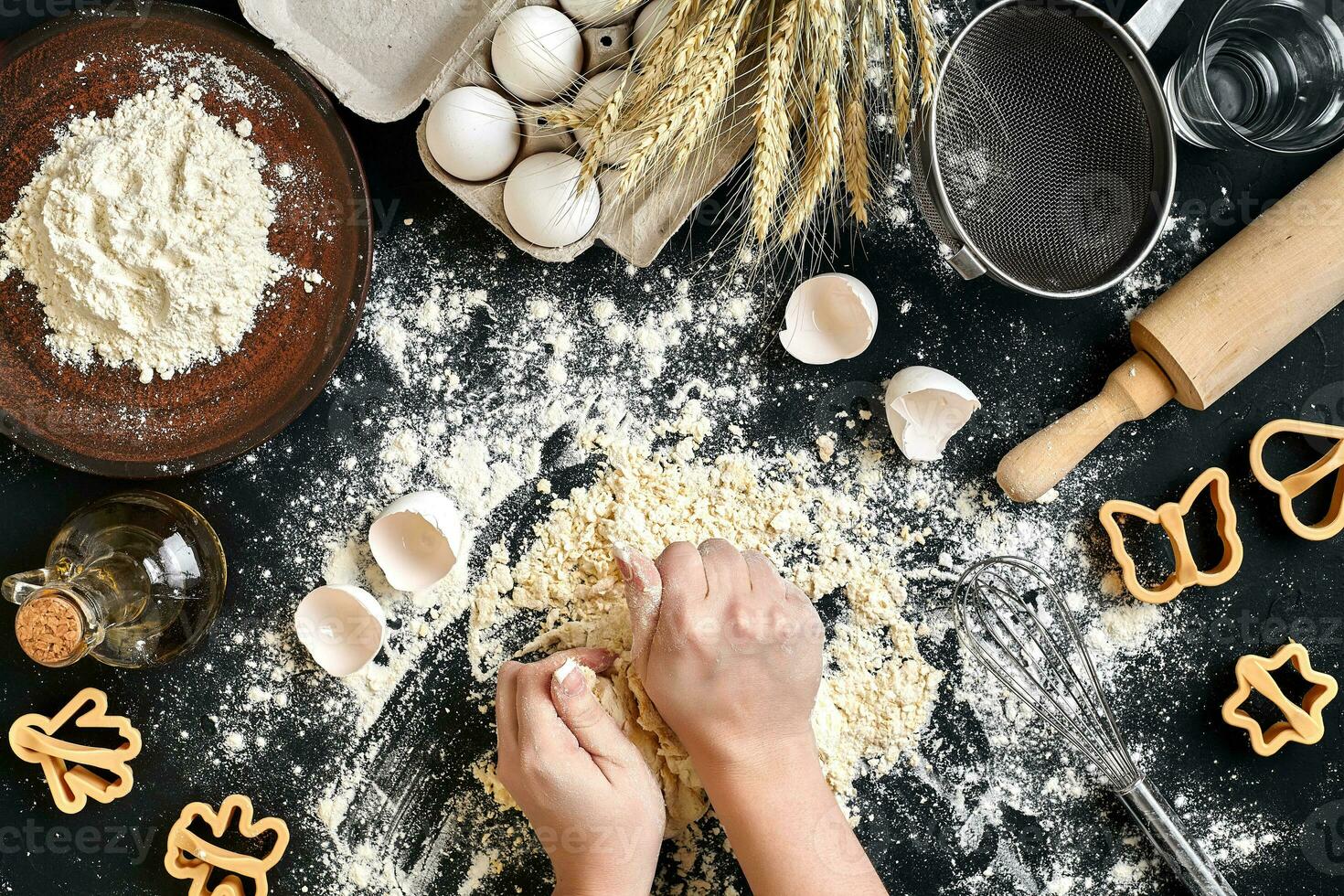 donna di mani impastare Impasto su tavolo con Farina, uova e ingredienti. superiore Visualizza. foto