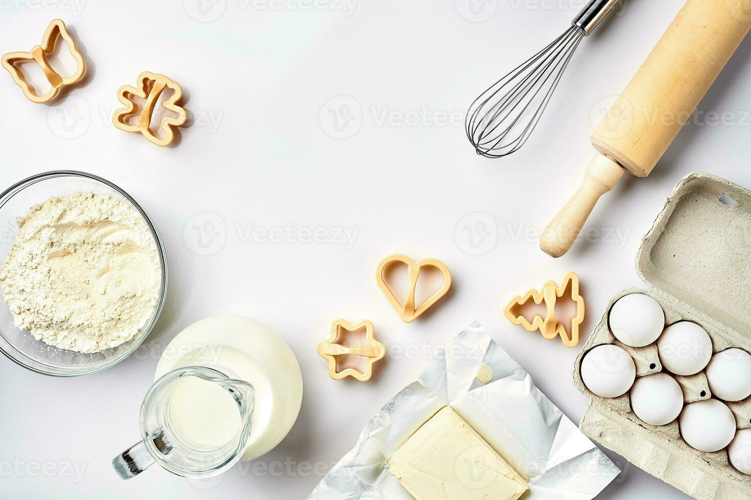 oggetti e ingredienti per cottura al forno, plastica muffe per biscotti su un' bianca sfondo. Farina, uova, rotolamento spillo, frusta, latte, Burro, crema. superiore Visualizza, spazio per testo foto