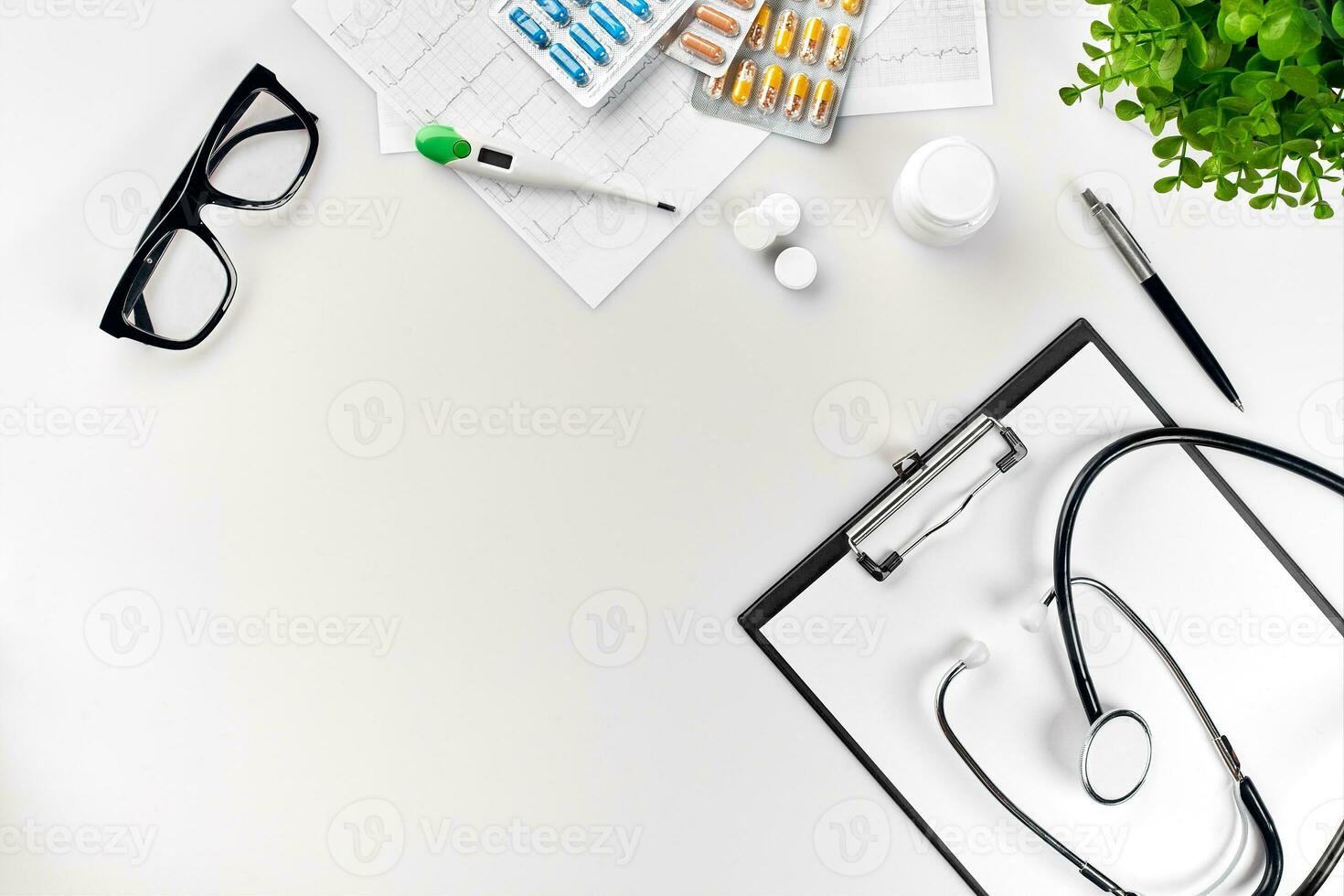 medico ufficio scrivania con medico documenti, grafici, occhiali e stetoscopio. superiore Visualizza. copia spazio foto