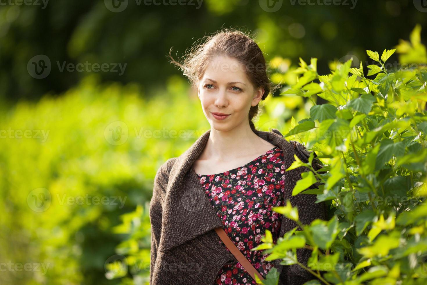 bella donna felice in un vestito e un cardigan foto