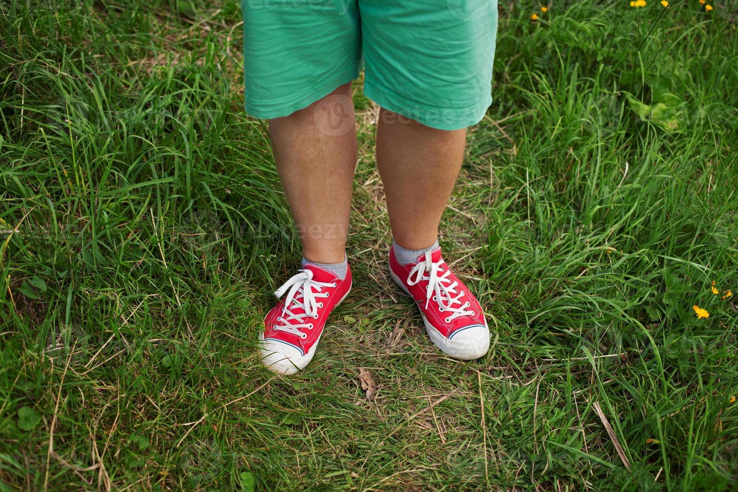 gambe uomini vestiti con scarpe da ginnastica rosse foto