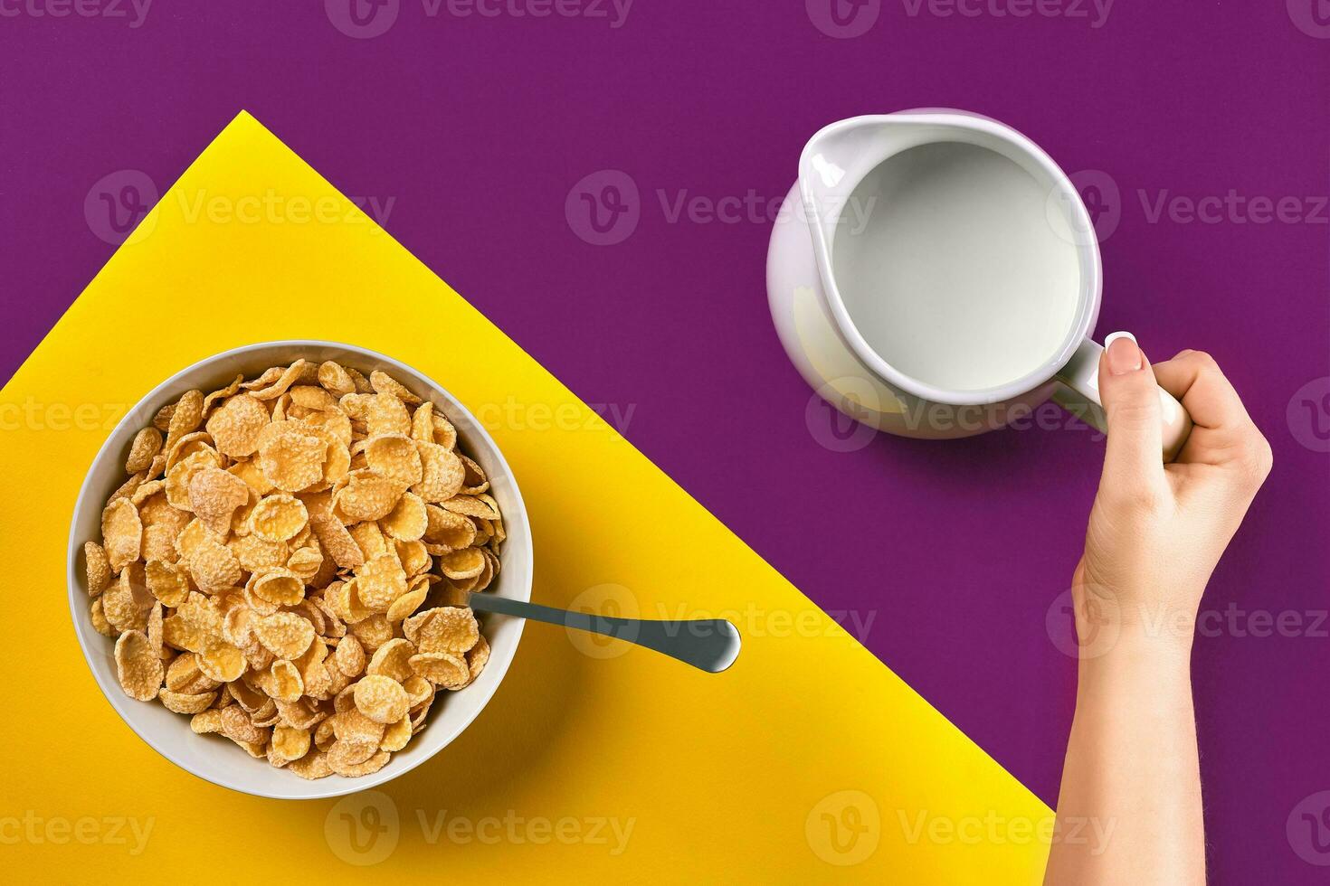 cibo, salutare mangiare, persone e dieta concetto - vicino su di donna mangiare muesli con latte per prima colazione al di sopra di viola e giallo sfondo foto