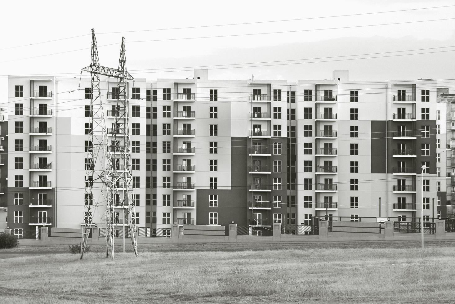 moderno edificio a più piani nel retro e nel bianco foto