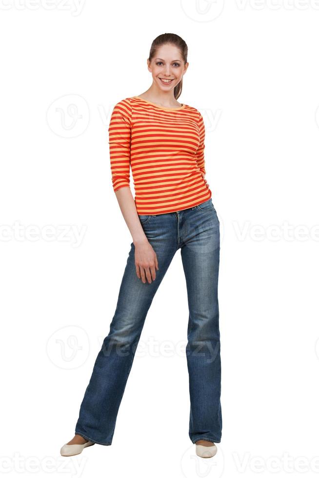 donna felice in maglietta e blue jeans foto