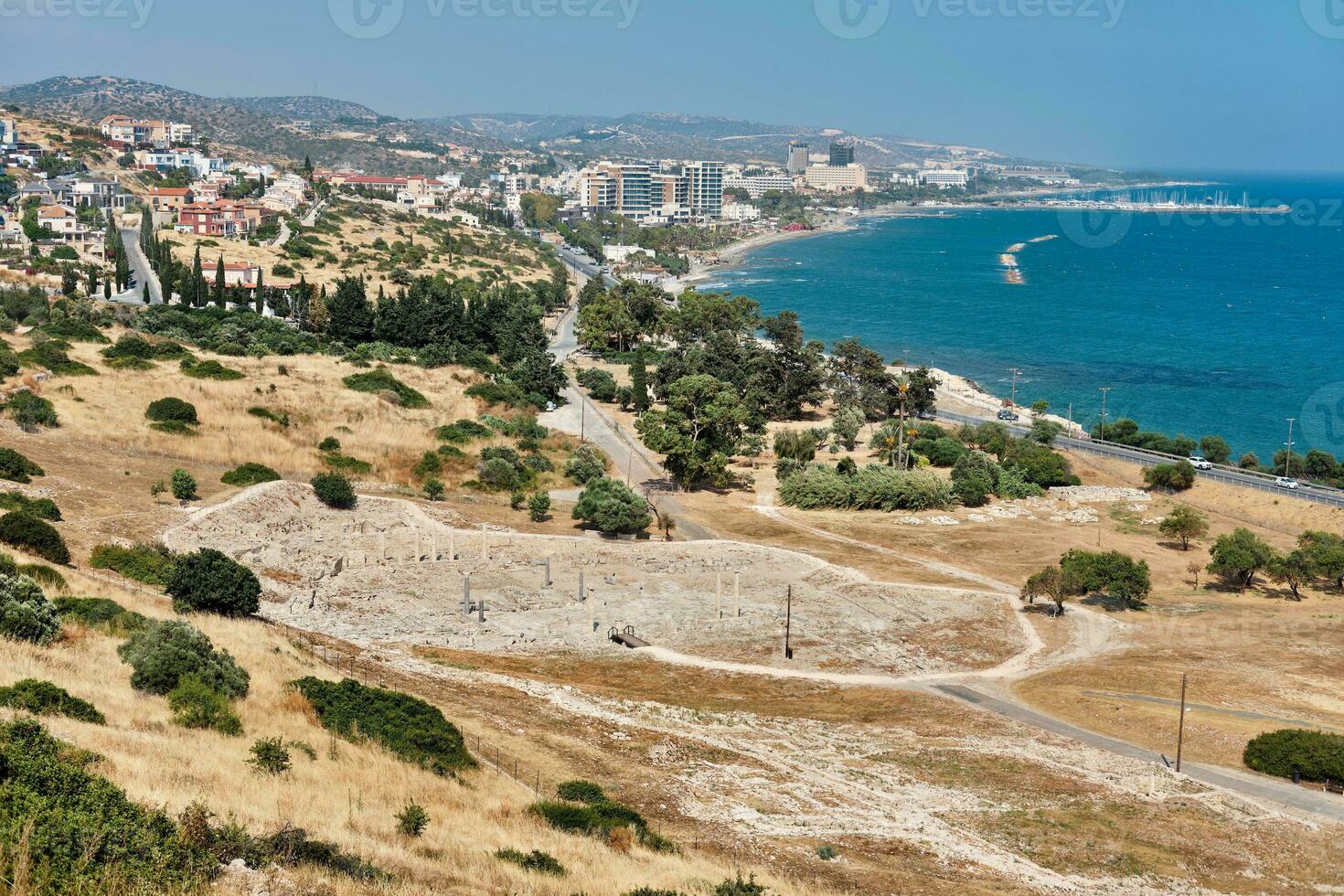 rovine di santuario di Apollo hylates collocato a il spiaggia di mediterraneo mare. vicino un antico greco cittadina di kourion. limisso, episkopi, Cipro. foto