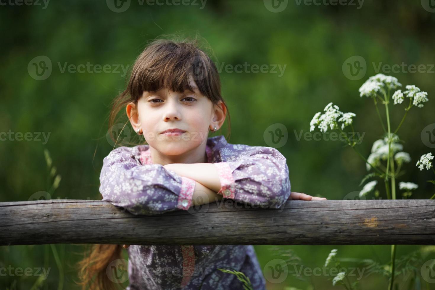 bella bambina tra i fiori di campo foto