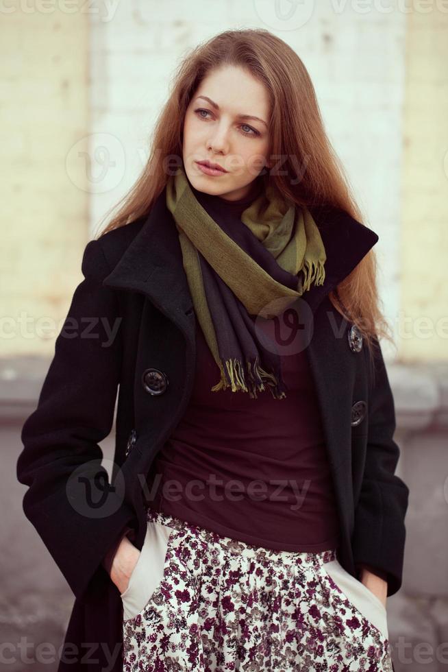 bella ragazza con un cappotto alla moda foto