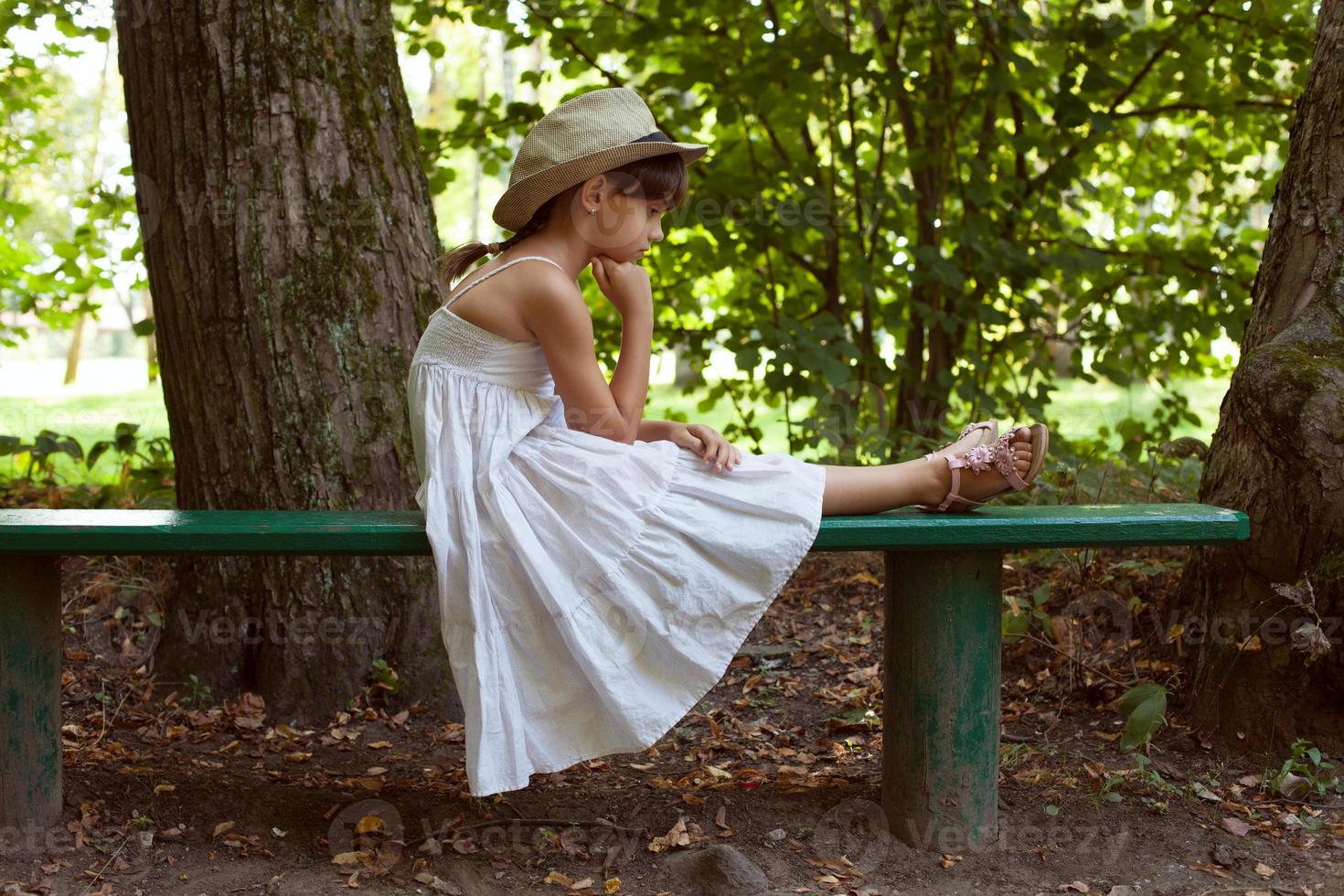 bambina seduta pensierosa foto