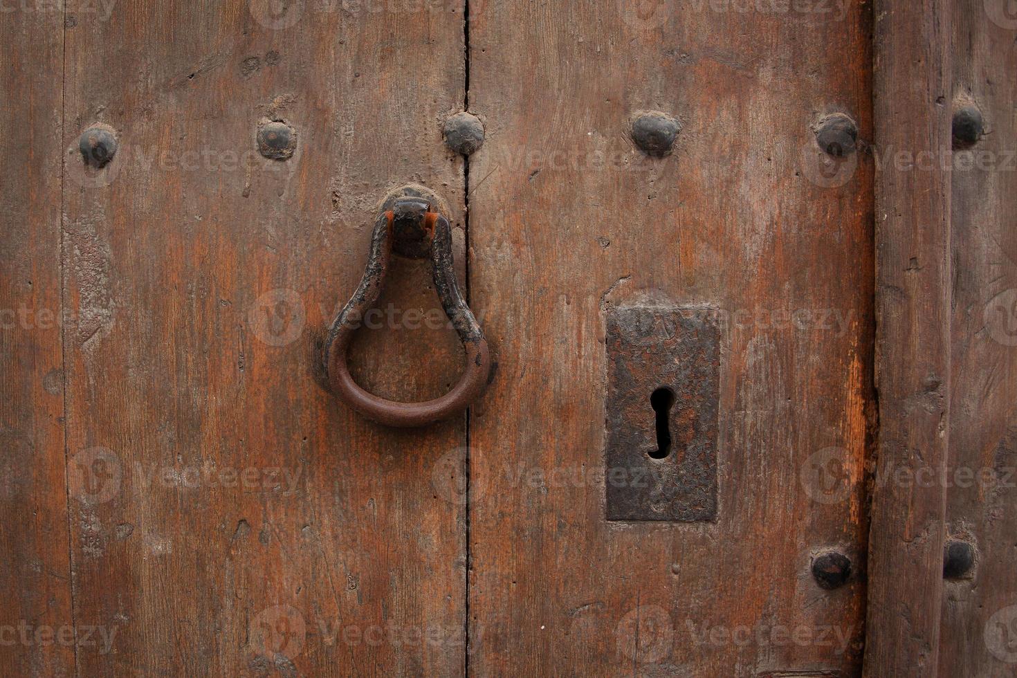 frammento di vecchia porta di legno con maniglia foto