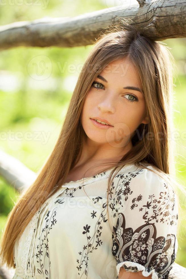 affascinante ragazza dai capelli lunghi foto