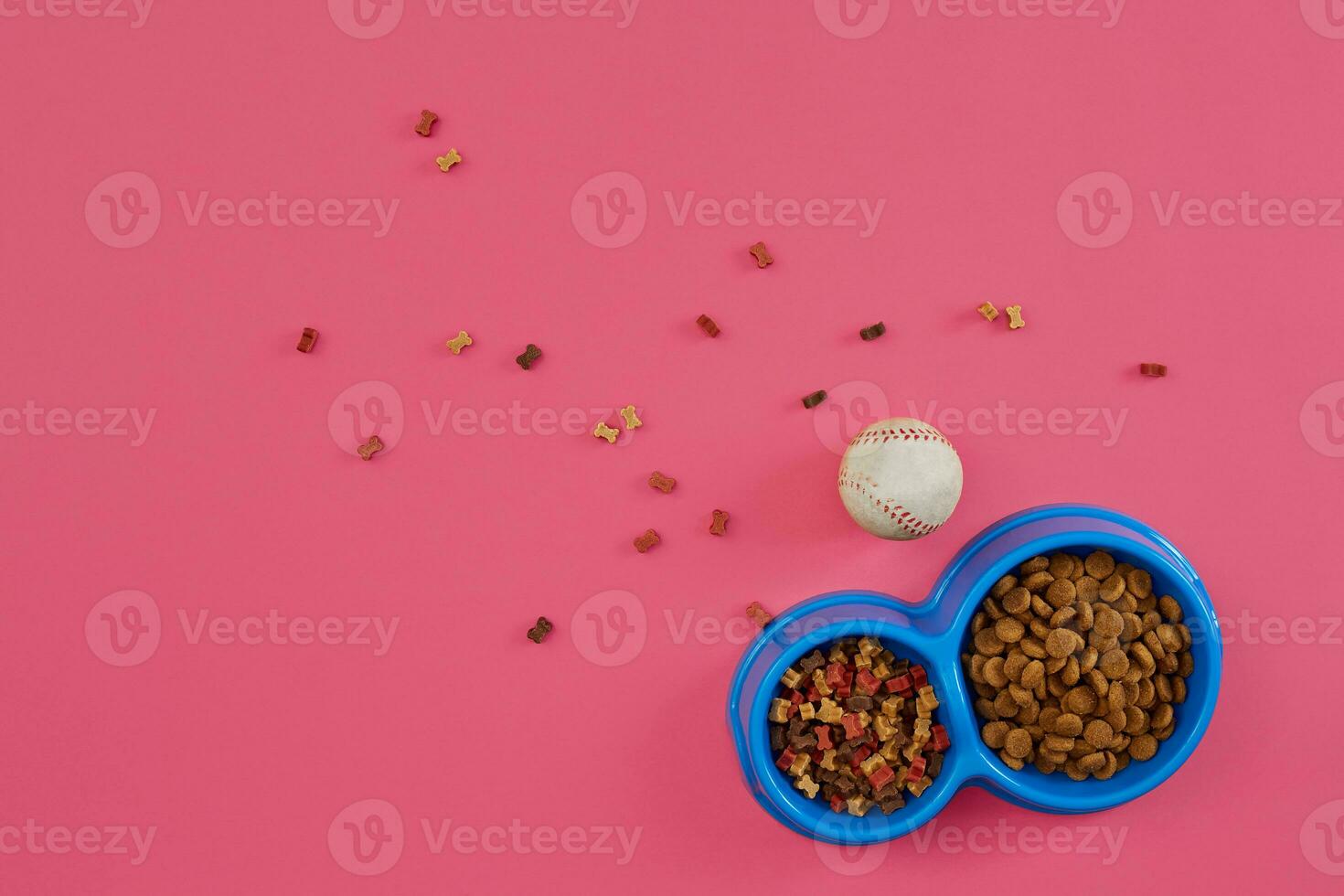 asciutto animale domestico cibo nel ciotola con un' palla su rosa sfondo superiore Visualizza foto
