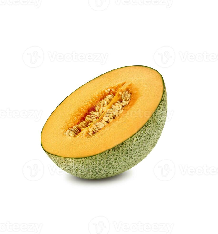 metà di delizioso Cantalupo melone nel un' sezione trasversale, isolato su bianca sfondo con copia spazio per testo o immagini. lato Visualizza. avvicinamento sparo. foto