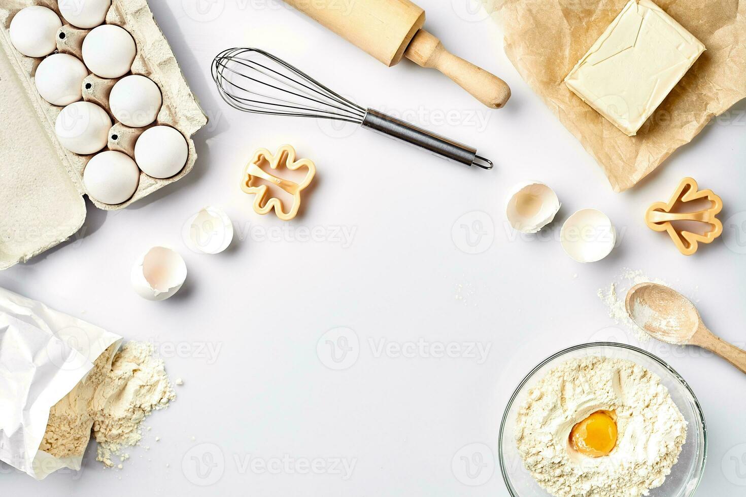 ingredienti da forno per pasticceria sul tavolo bianco foto