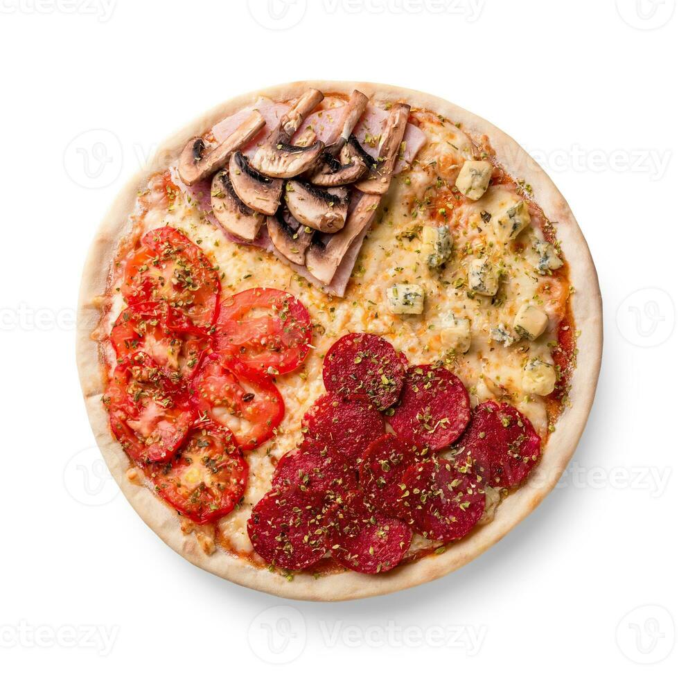 Pizza con peperoni, champignons, pomodoro e formaggio. quattro gusti nel uno Pizza su bianca sfondo. foto