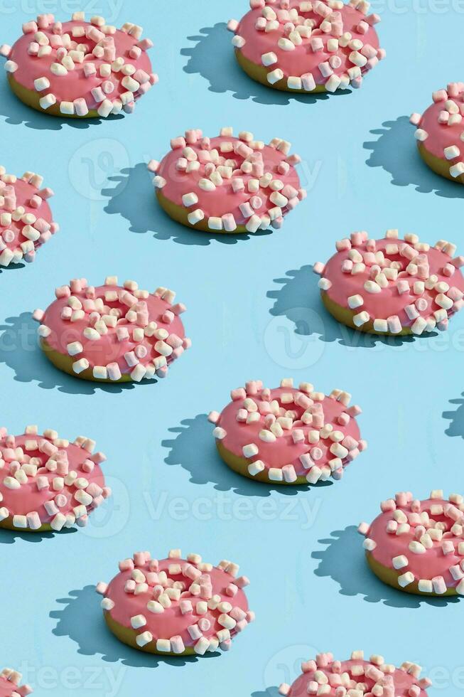 cibo design con gustoso rosa smaltato ciambella su blu pastello sfondo superiore Visualizza modello foto