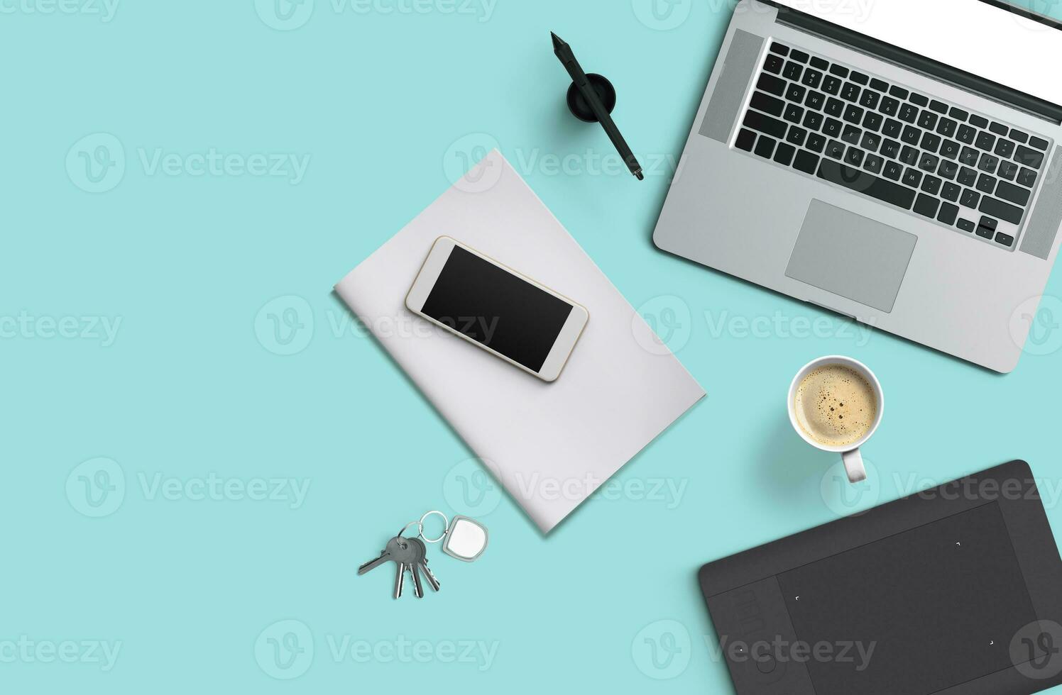 ufficio scrivania tavolo con il computer portatile computer, smartphone con nero schermo al di sopra di un' taccuino e tazza di caffè. superiore Visualizza. foto