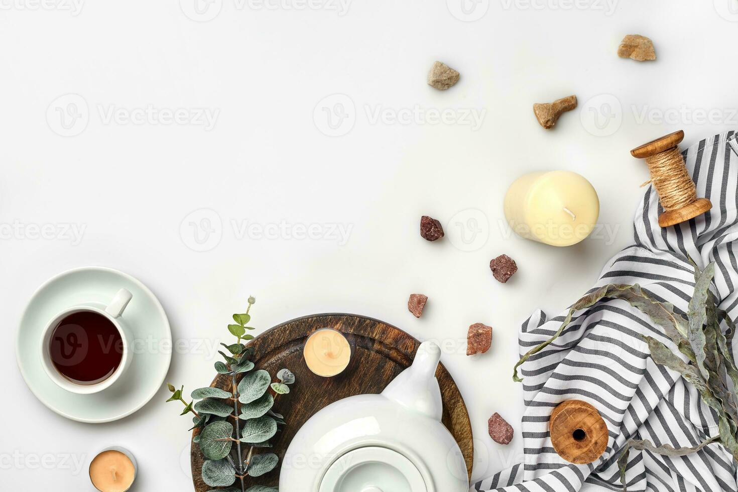 ancora vita con tè tazza e il Contenuti di un' spazio di lavoro composto. diverso oggetti su bianca tavolo. piatto posare foto