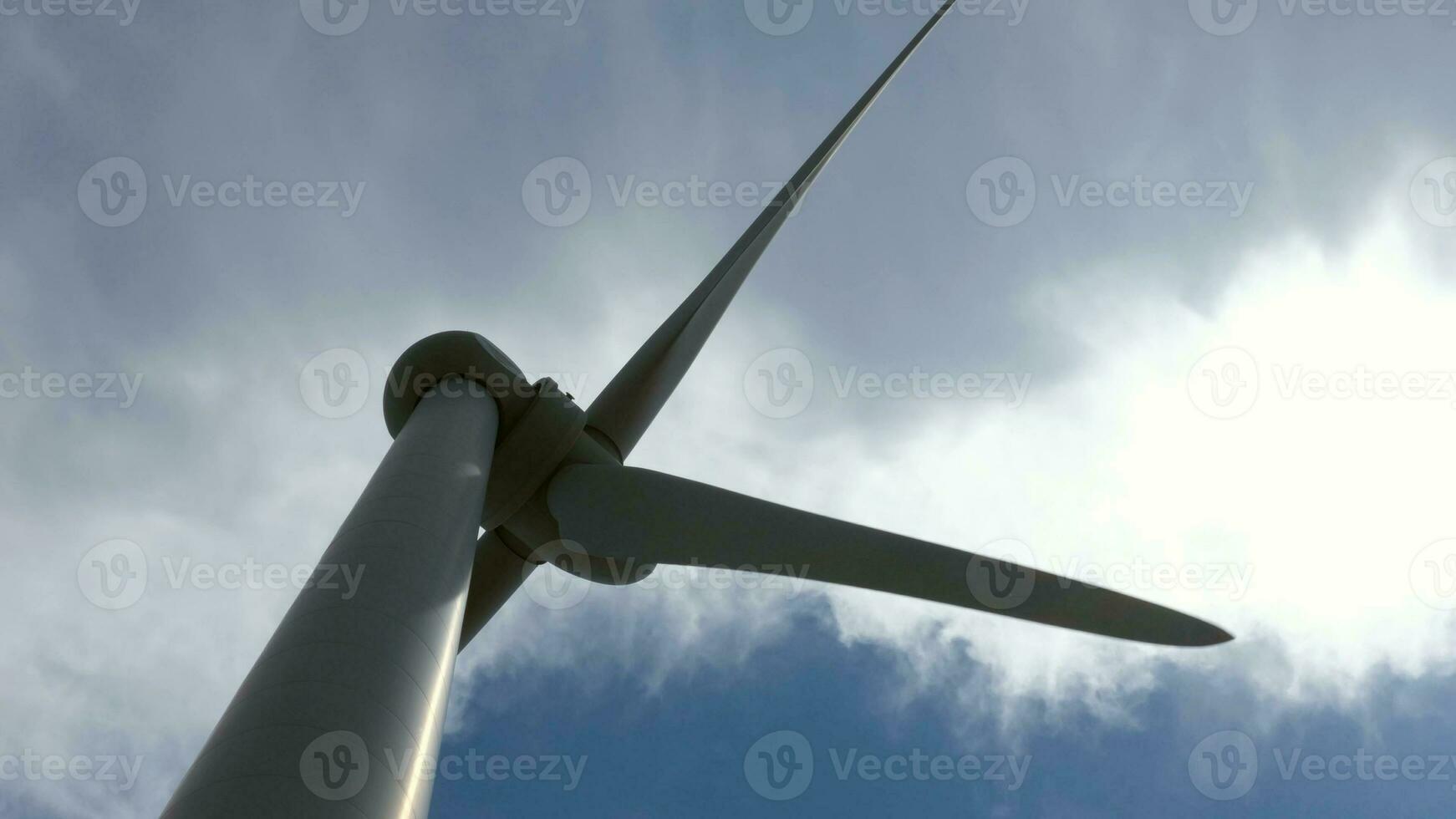 vicino su tiro di un' mulino a vento contro un' blu cielo, vento energia tecnologia. Visualizza su turbina. Cipro. foto