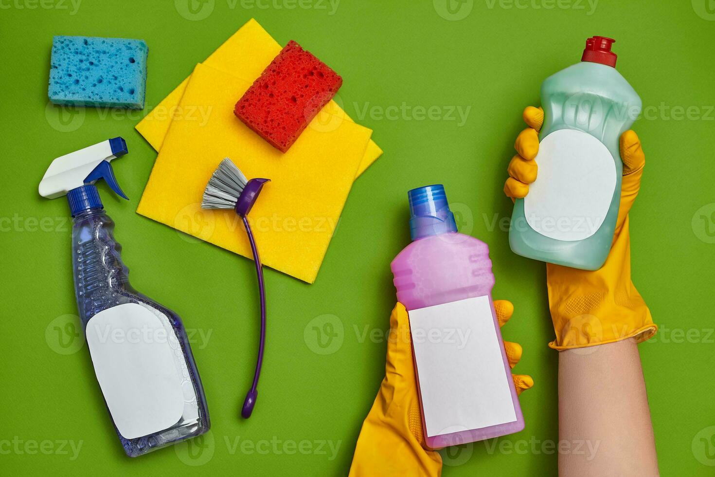 detersivi e pulizia Accessori su un' verde sfondo. faccende domestiche concetto. foto