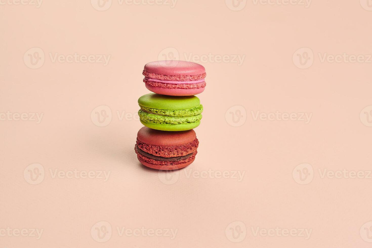 colorato macaron o amaretto, dolce a base di meringa confezione su rosa sfondo. avvicinamento, copia spazio. foto