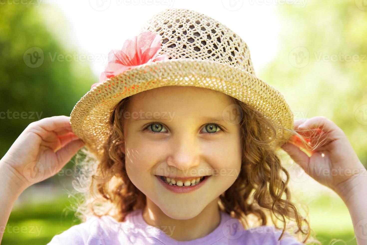 bambina sorridente felice in un cappello foto