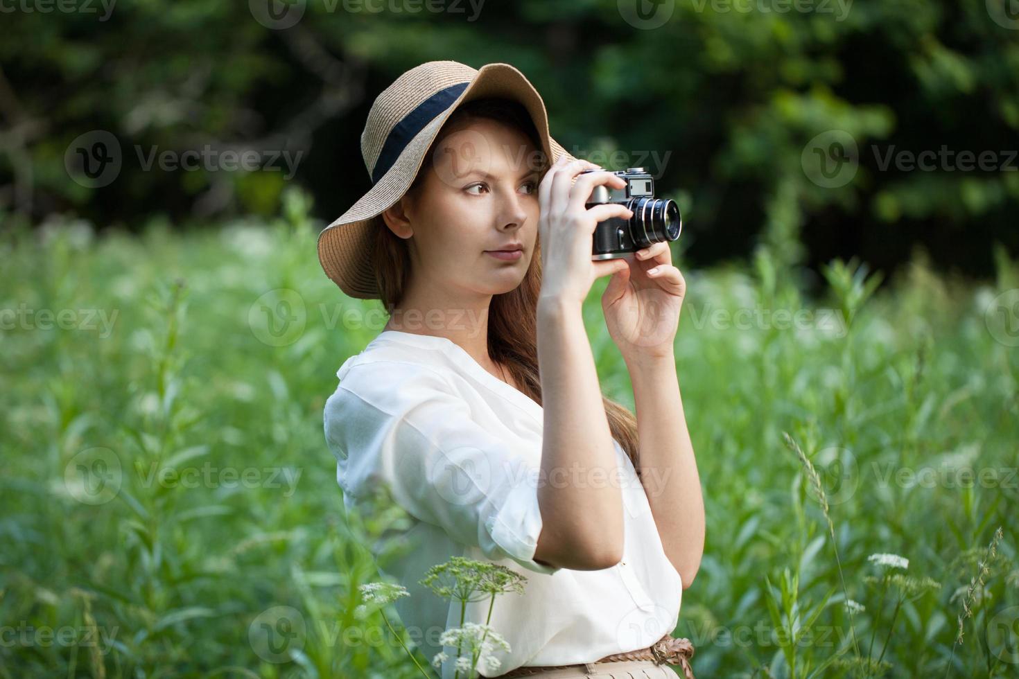 donna con una macchina fotografica in mano foto