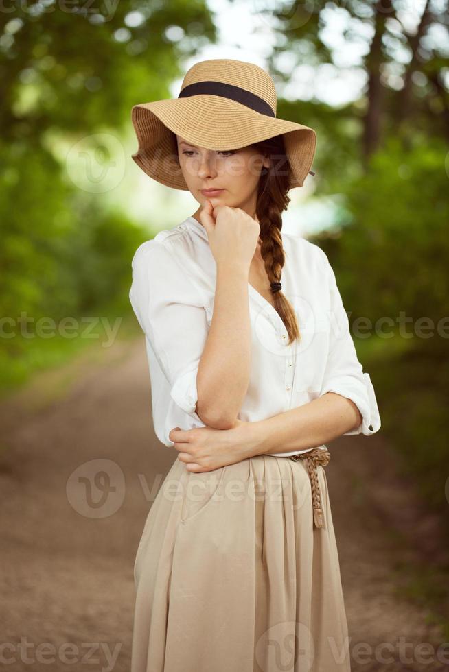 elegante giovane donna con un cappello foto