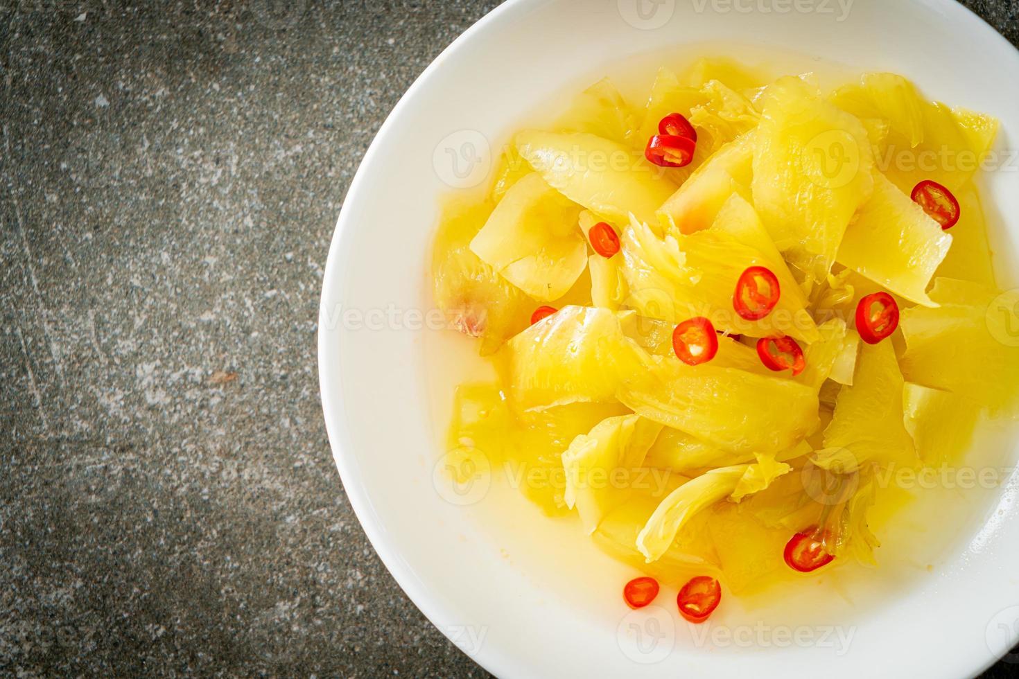 insalata piccante cavolo cappuccio o sedano con olio di sesamo foto