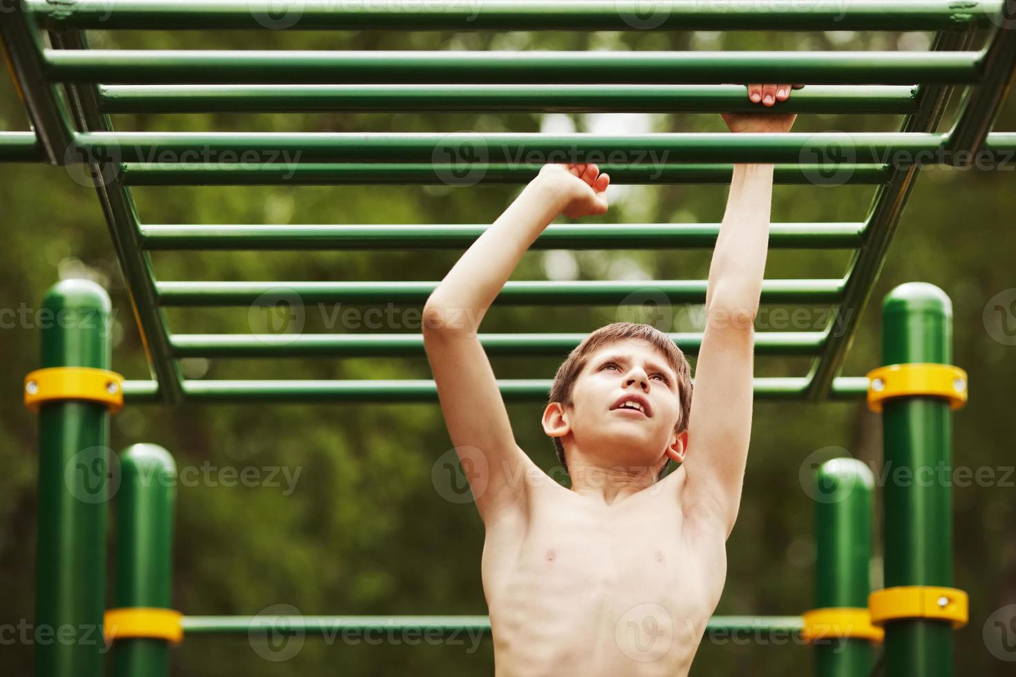 esercizio per adolescenti nel parco giochi foto