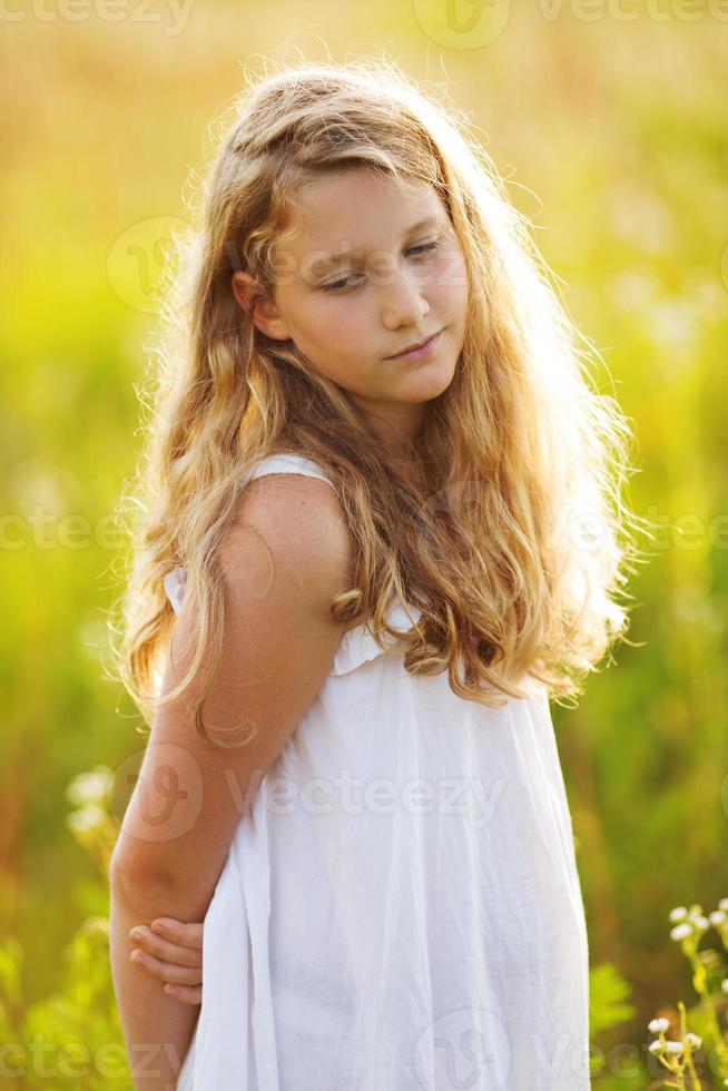 bella ragazza in un vestito di fiori di campo foto