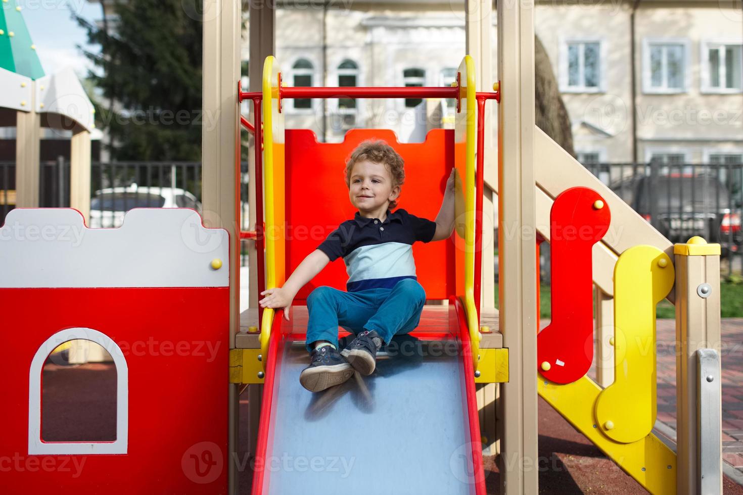 il ragazzo va a fare un giro su una collina per bambini foto