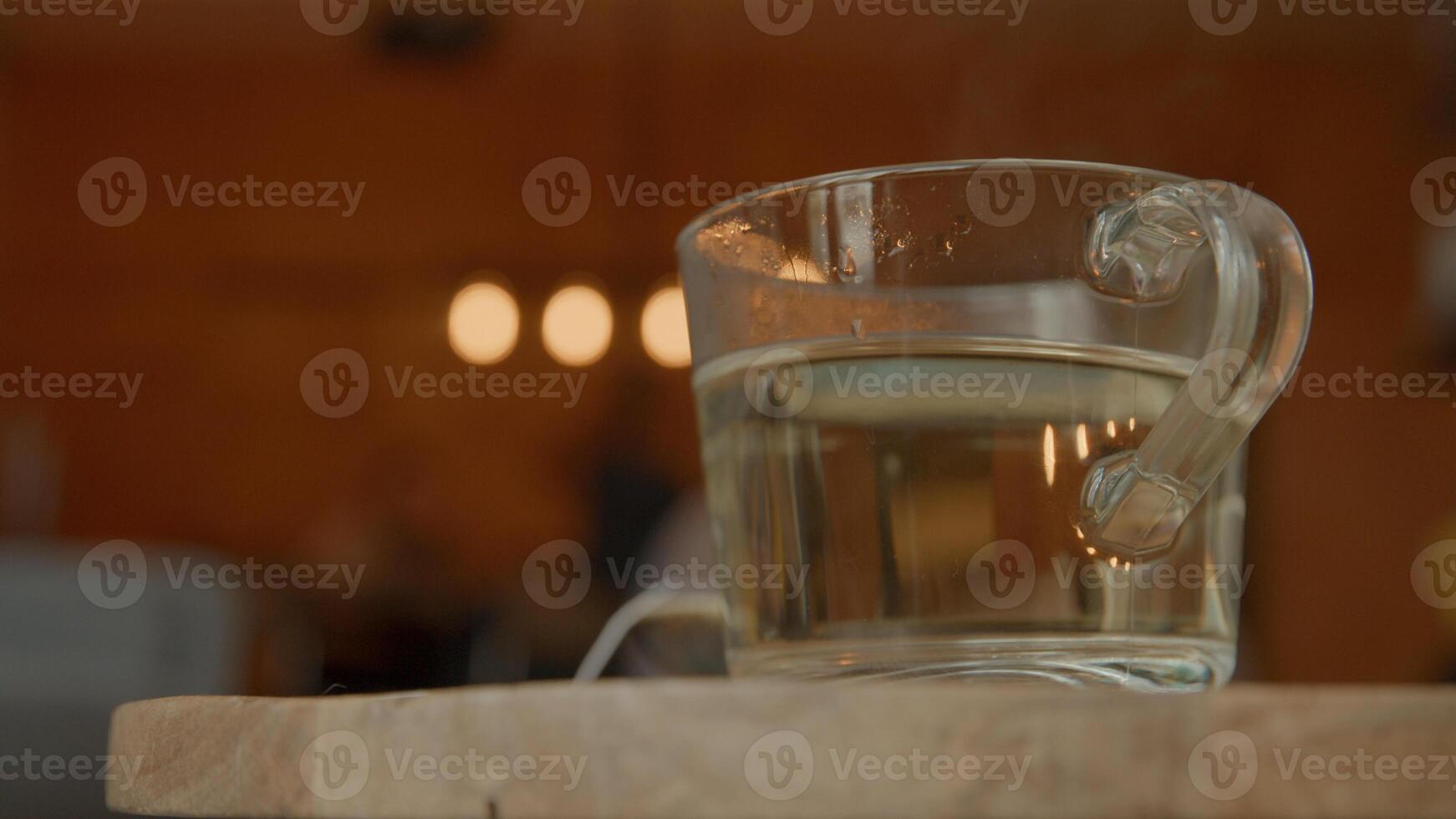 bicchiere da tè con acqua calda foto