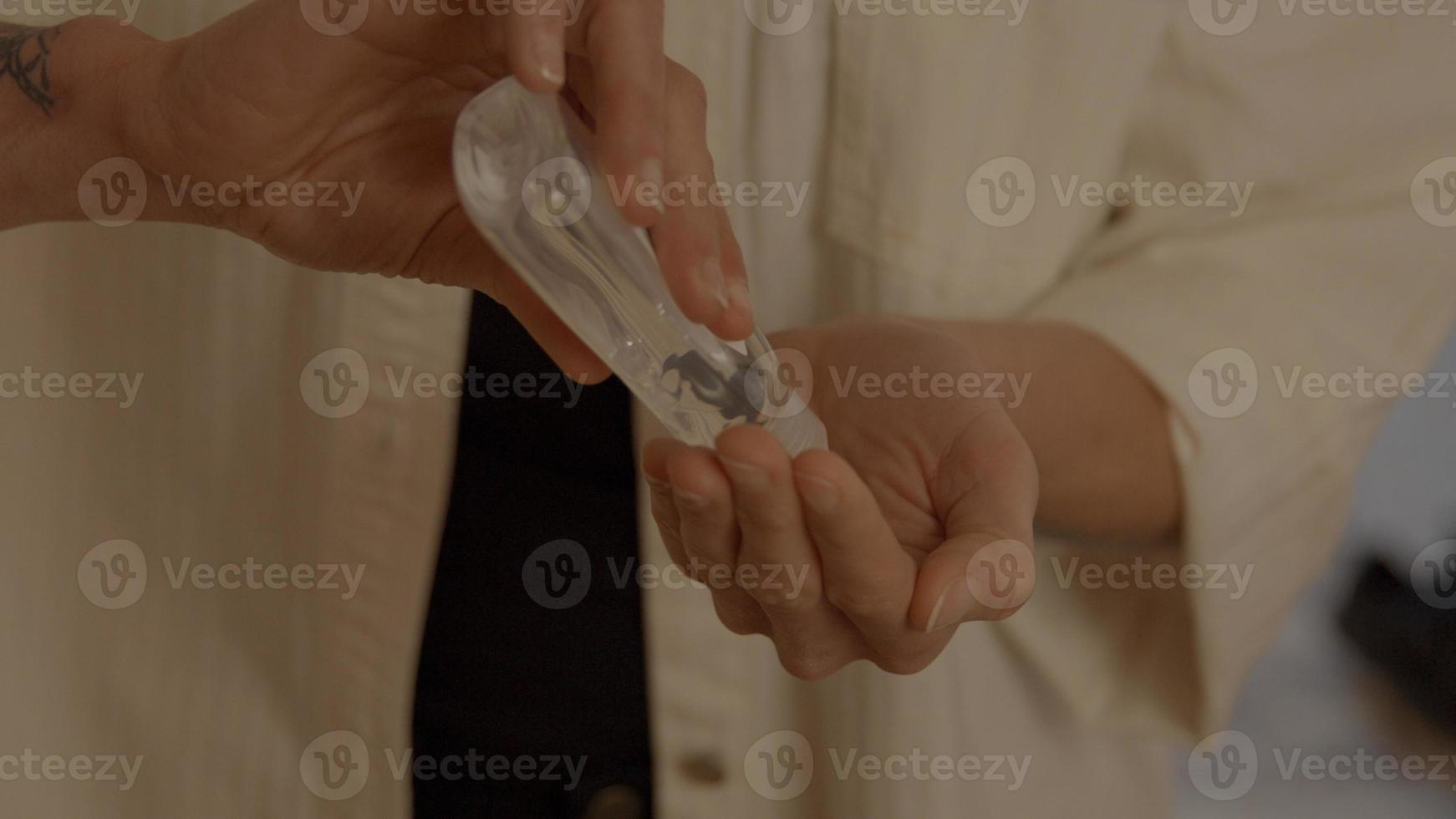 donna che mette il gel per le mani nel palmo foto