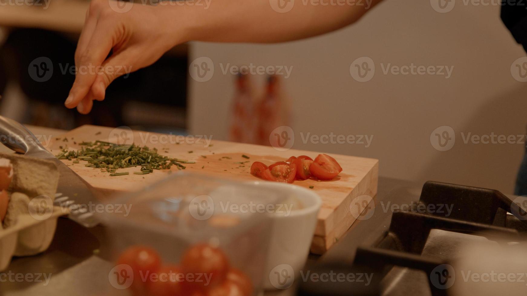 mani della donna che organizza il cibo sul bancone della cucina foto