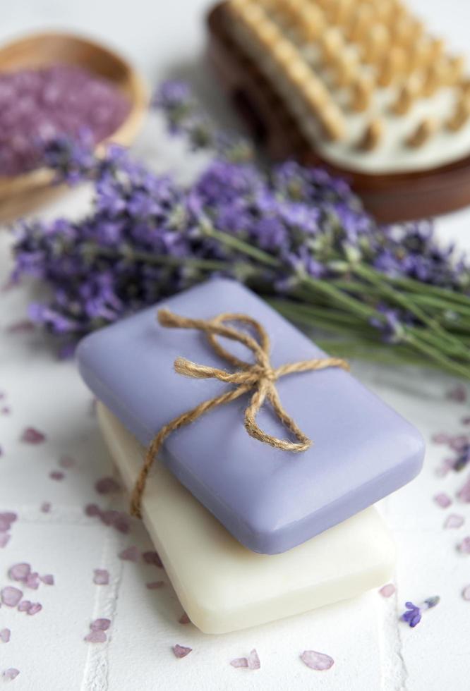 cosmetico alle erbe naturali con fiori di lavanda foto