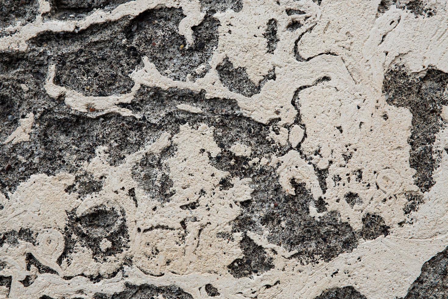 superficie in pietra grigia intonacata con crepe foto