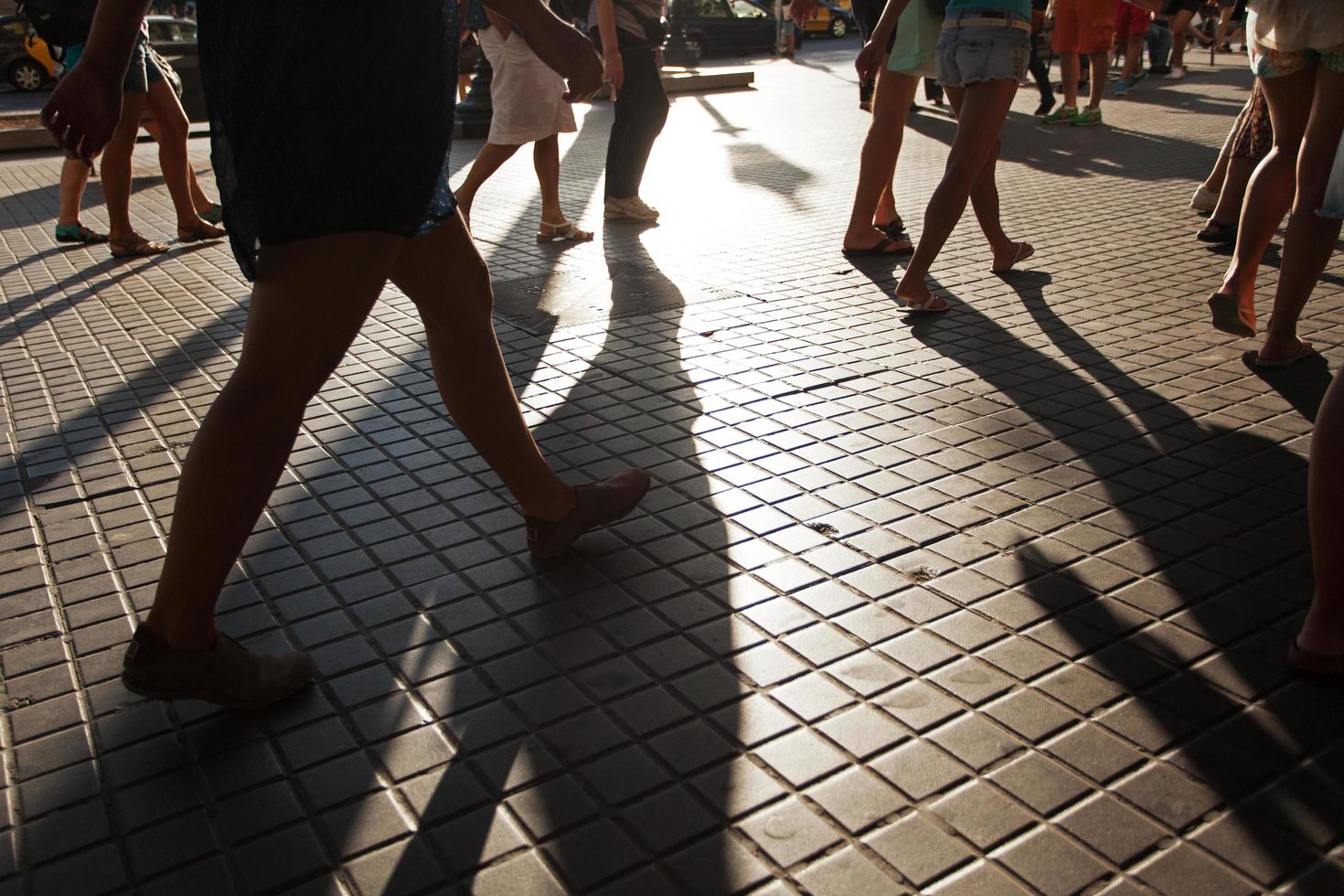 folla di persone che camminano per strada foto