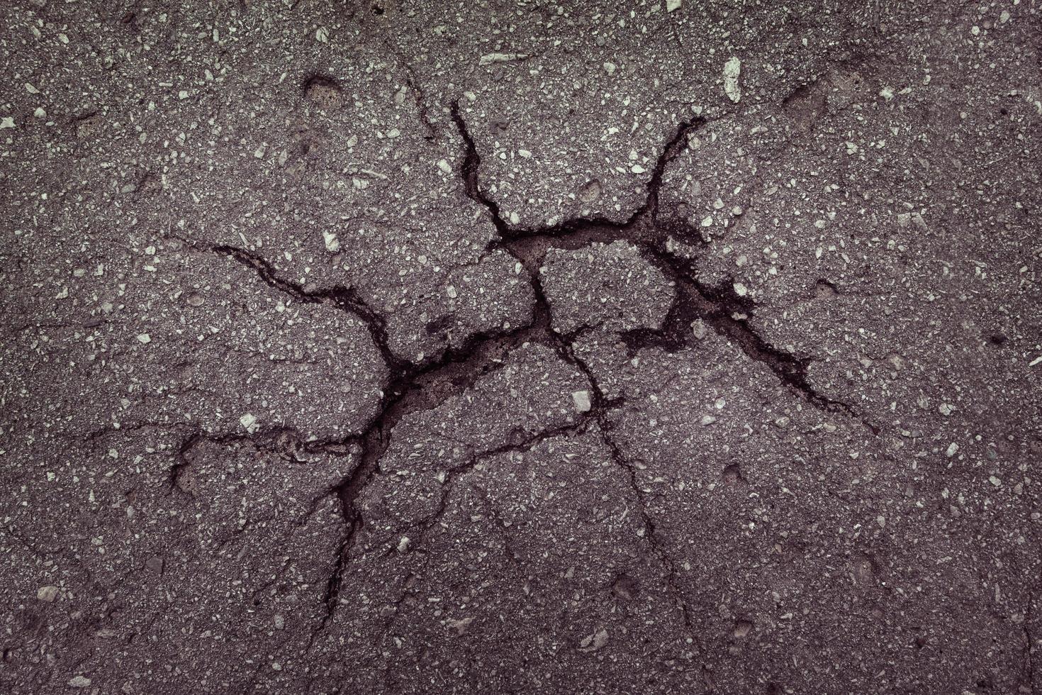 asfalto con crepe sulla superficie foto