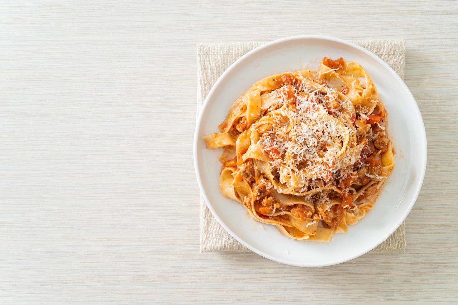 fettuccine fatte in casa alla bolognese con formaggio foto