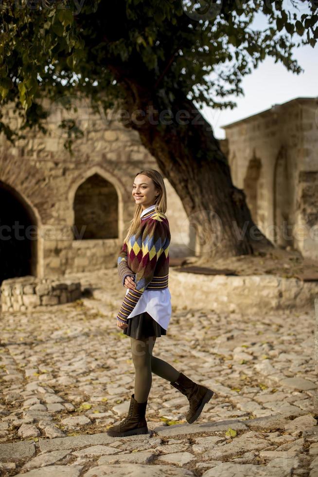 bella giovane donna che cammina nel parco autunnale foto