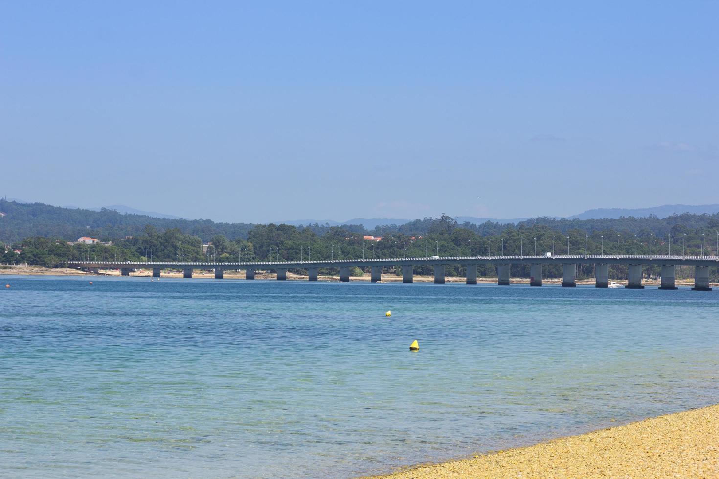 lungo ponte che collega un'isola alla terraferma foto