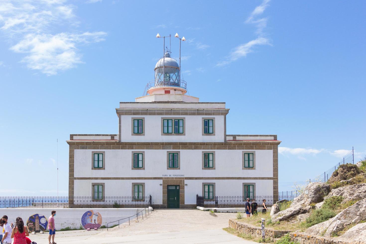 faro a finisterre, fine del mondo sull'oceano atlantico in galizia, spagna foto