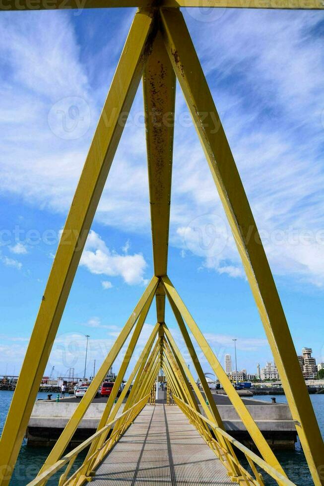 giallo ponte al di sopra di acqua con blu cielo nel sfondo foto