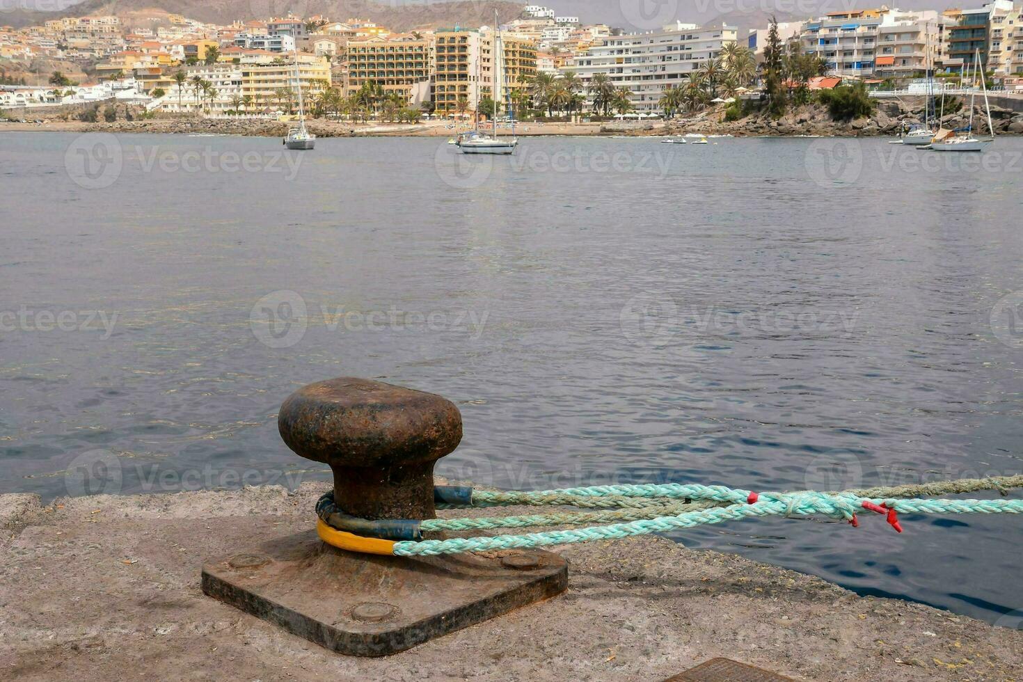 un' corda legato per un' metallo inviare nel davanti di il acqua foto