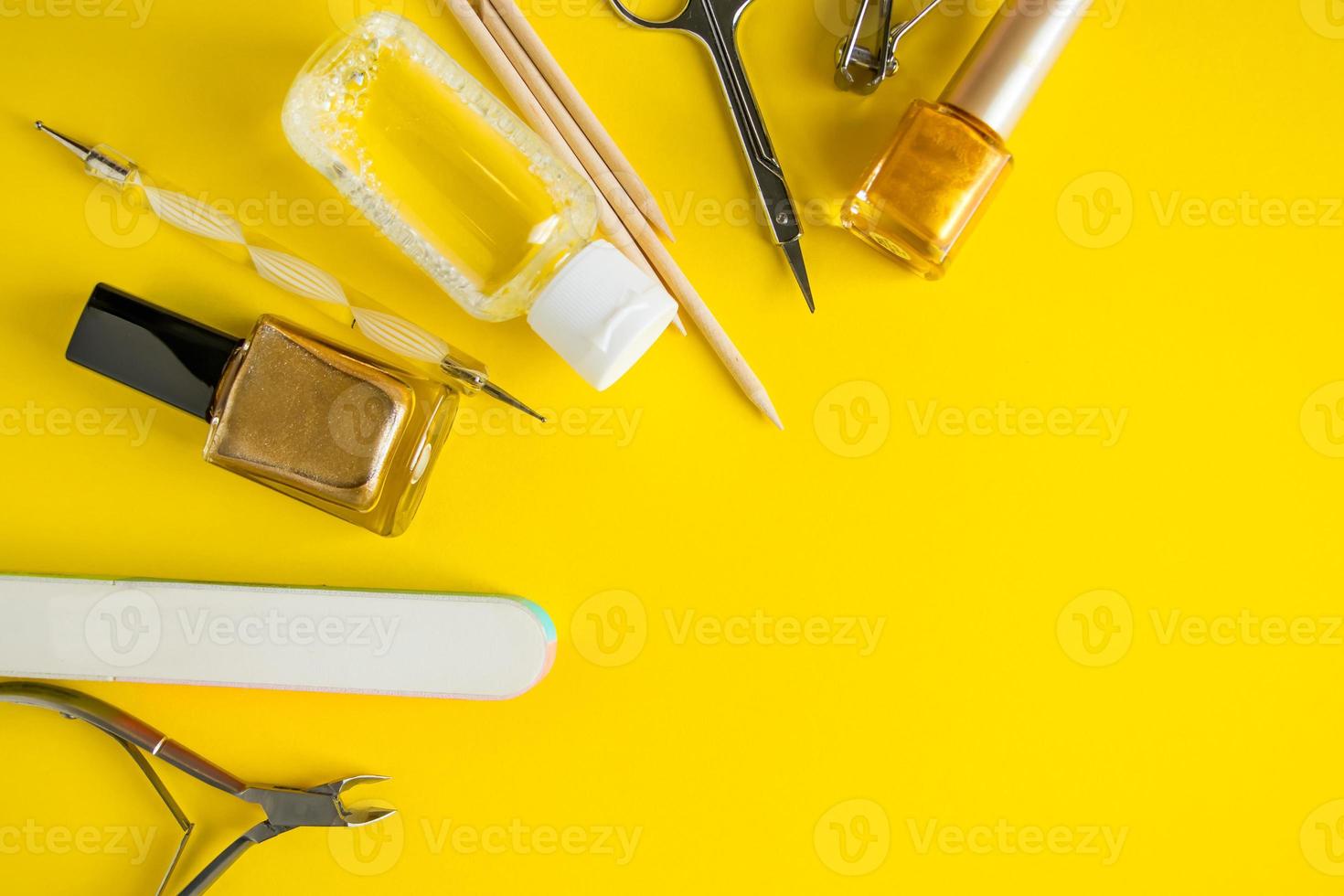 set di strumenti per manicure e cura delle unghie su sfondo giallo. foto